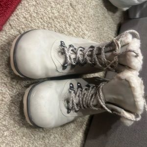 Size 8 JBU boot with faux fur super cute I think maybe worn around the store